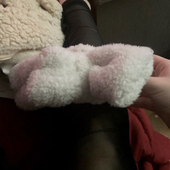 White skincare bow tying up hair - Picture 1 of 1